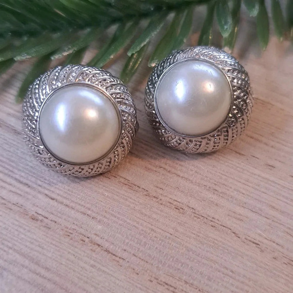Clip on Silver tone earrings  with pearl accent - Picture 4 of 5